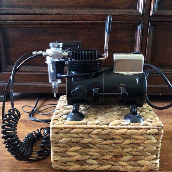 Iwata airbrush compressor - Picture 1 of 9